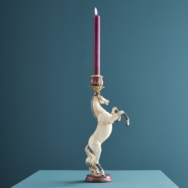 Sirk Atı Şamdan, Beyaz