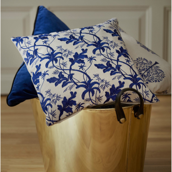 MAVİ ÇİÇEK İŞLEMELİ / NAKIŞLI KARE YASTIK