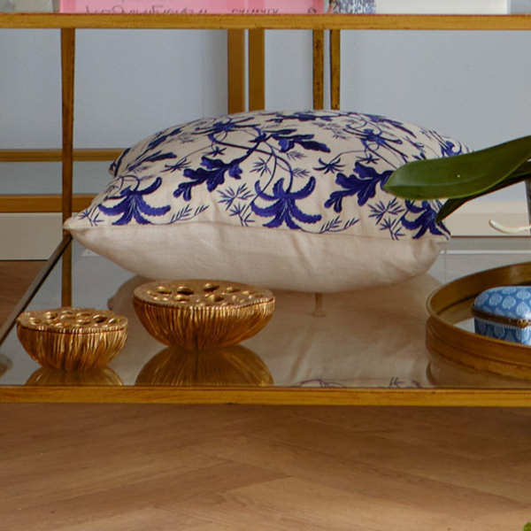 MAVİ ÇİÇEK İŞLEMELİ / NAKIŞLI KARE YASTIK